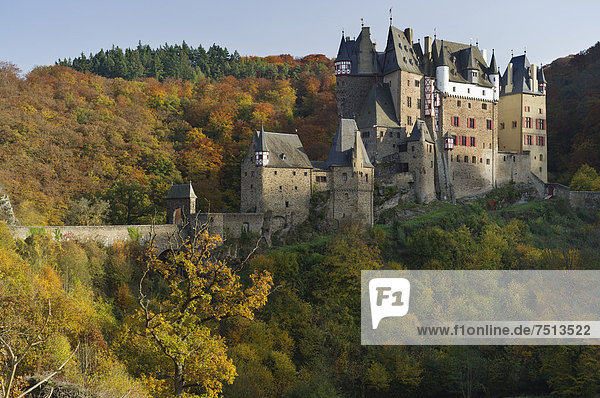 Die Höhenburg Burg Eltz  Ganerbenburg  Münstermaifeld  Wierschem  Mosel  Rheinland-Pfalz  Deutschland  Europa