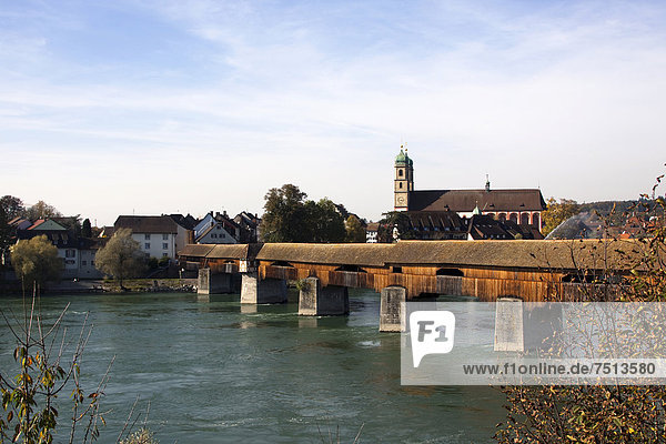 zwischen inmitten mitten überqueren Europa bedecken über Fluss schlecht schlechter Zustand schlechtes schlechten schlechte Holzbrücke Deutschland Schweiz