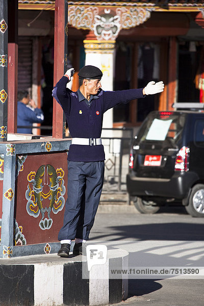 Policeman regulating traffic at traffic light free main crossing  Thimphu  Bhutan  Asia