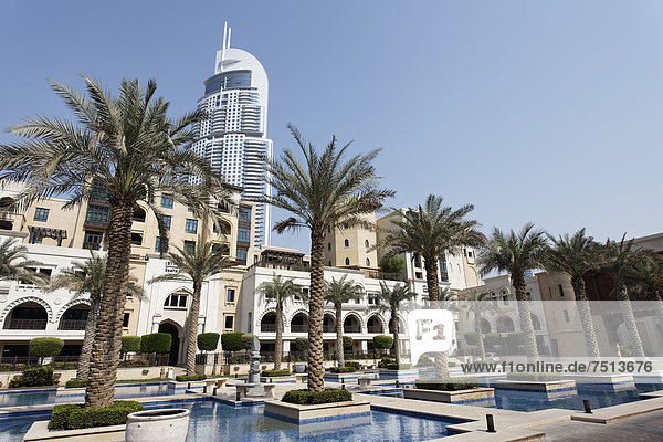 Stadtteil im traditionellen Stil  Downtown Dubai  The Old Town  Wolkenkratzer Luxushotel The Address  Dubai  Vereinigte Arabische Emirate  Naher Osten  Asien