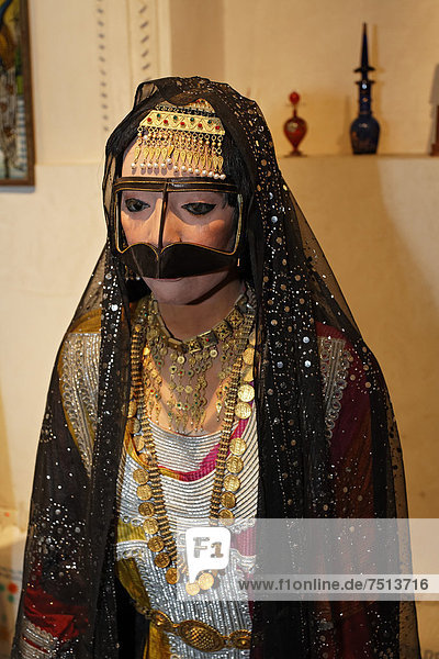Arabische Braut mit traditioneller Kleidung und Kopfschmuck,  lebensgroße Figur,  Museum Heritage House,  Vereinigte Arabische Emirate,  Naher Osten,  Asien