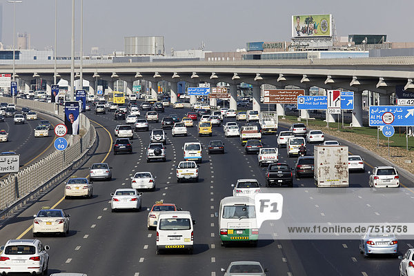 6-spuriger Verkehr auf der Sheikh Zayed Road  Vereinigte Arabische Emirate  Naher Osten  Asien