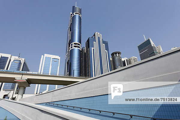 Fußgängerrampe  Metro-Viadukt  Wolkenkratzer  Sheikh Zayed Road  Dubai  Vereinigte Arabische Emirate  Naher Osten  Asien