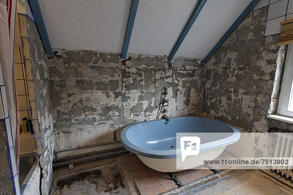 Altes Bad  abgeschlagene Fliesen  alte Badewanne  Badsanierung  Badrenovierung