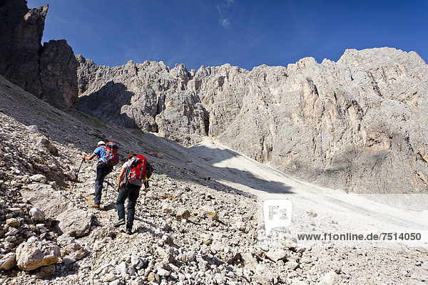 Bergsteiger beim Aufstieg zum Gipfel des Plattkofel über den Oskar Schuster Stieg  Klettersteig  Dolomiten  Südtirol  Italien  Europa