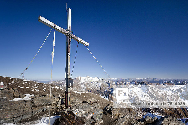 Gipfelkreuz auf dem Gipfel der Wilden Kreuzspitze in den Pfunderer Bergen  hinten der Hochfeiler  Südtirol  Italien  Europa
