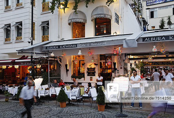 Restaurants in Akbiyik Caddesi  Altstadt Sultanahmet  Istanbul  Türkei  Europa
