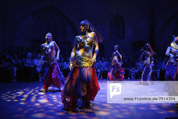 Orientalischer Tanz  Tanzaufführung in HodjaPasha Kulturzentrum  Sultanahmet  Istanbul  Türkei  Europa