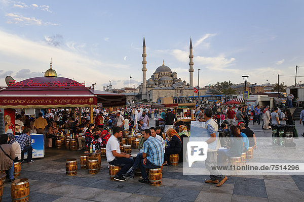 Kioske für Fischbrote oder Balik Ekmek  Neue Moschee  Yeni Cami  Stadtteil Eminönü  Istanbul  Türkei  Europa  ÖffentlicherGrund