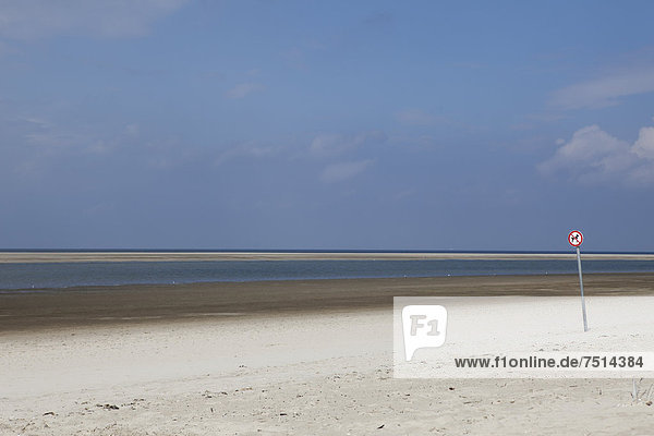 Menschenleerer Strand mit Hundeverbotsschild auf der Insel Langeoog  Niedersachsen  Deutschland  Europa