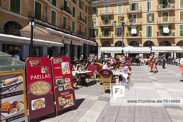 Europa Angebot Straße Quadrat Quadrate quadratisch quadratisches quadratischer Mittelpunkt Paella Cafe Balearen Balearische Inseln Mallorca Spanien