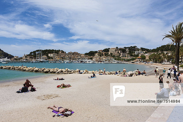 Sandy beach in Port de SÛller  SÛller  northwest coast of Mallorca  Balearic Islands  Mediterranean Sea  Spain  Europe
