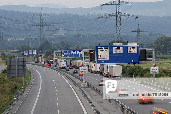 Autobahnzoll mit morgendlichem Rückstau  Grenze Deutschland - Schweiz  Rheinfelden - Baden  Baden-Württemberg  Deutschland  Europa