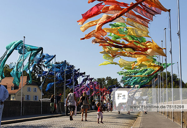 '3. Straßentheaterfestival ''Brückensensationen'' Tuchinstallationen von Rud Witt auf der Rheinbrücke Rheinfelden - Baden Baden-Württemberg Deutschland Europa'