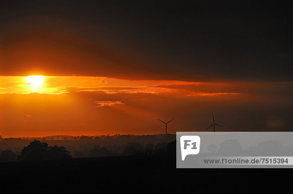 Windturbine Windrad Windräder Europa Sonnenuntergang Landschaft über Unwetter 2 Deutschland Mecklenburg-Vorpommern