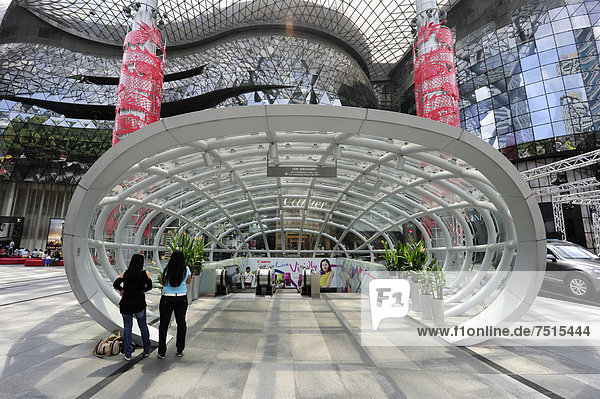 Zugang zur Schnellbahn MRT vor dem Ion Orchard Einkaufszentrum  Orchard Road  moderne Architektur  Central Area  Central Business District  Singapur  Singapore  Asien