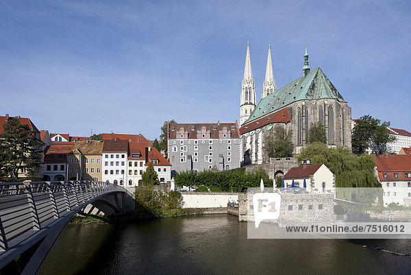 Altstadtbrücke über die Neisse zwischen Görlitz  Sachsen  Deutschland und Zgorzelec  Kirche St. Peter und Paul  Waidhaus und Vierradenmühle  Polen  Europa