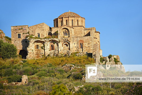 Byzantinisch-orthodoxe Hagia-Sophia-Kirche  12. Jahrhundert  in der Oberstadt  Ruinen von Monemvasia  Peloponnes  Griechenland  Europa
