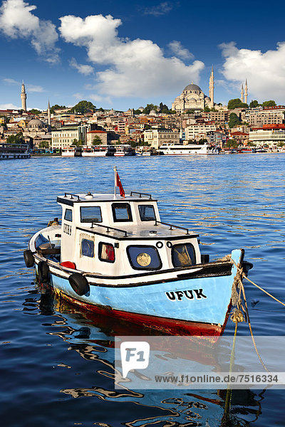 Fischerboot am Goldenen Horn  am Flusufer in Galata  hinten die Süleymaniye-Moschee  Süleymaniye Camii  auf dem dritten Hügel der Stadt  Istanbul  Türkei