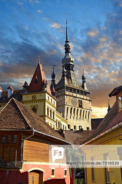 Mittelalterlicher Uhrturm and das Sighisoara-Tor  sächsische mittelalterliche Zitadelle  Siebenbürgen  Rumänien  Europa