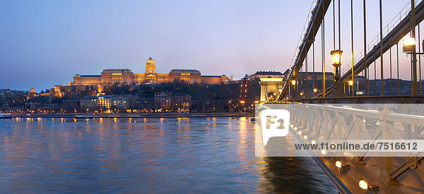 Kettenbrücke  SzÈchenyi l·nchÌd  über die Donau  bei Sonnenuntergang  Budapest  Ungarn  Europa