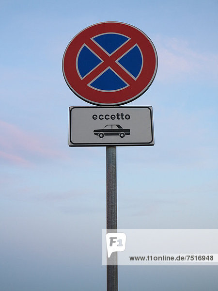 Schild  Halteverbot an einem italienischen Strand ausgenommen PKWs  Italien  Europa