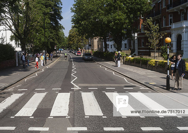 Zebrastreifen des bekannten Beatles-Covers  Abbey Road  London  England  Großbritannien  Europa