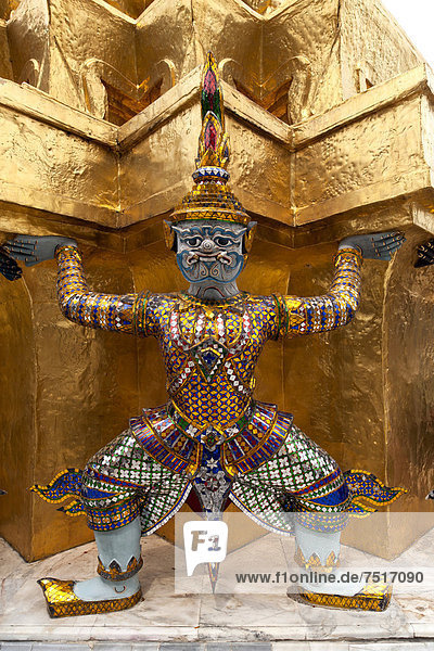 Karyatide  Wächter am Goldenen Chedi  Wat Phra Kaeo  Krung Thep  Bangkok  Thailand  Asien