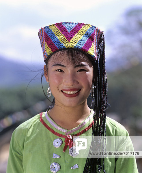 Miao Mädchen in ethnischer Tracht  Portrait  Hainan  China  Asien