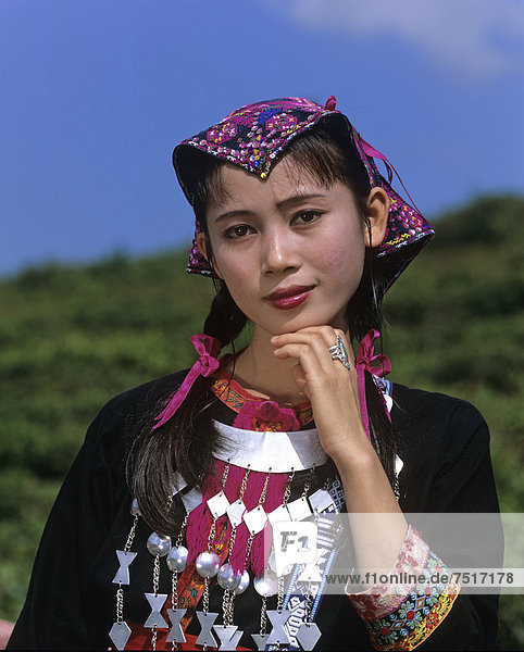 Junge Miao Frau in ethnischer Tracht  Portrait  Hainan  China  Asien