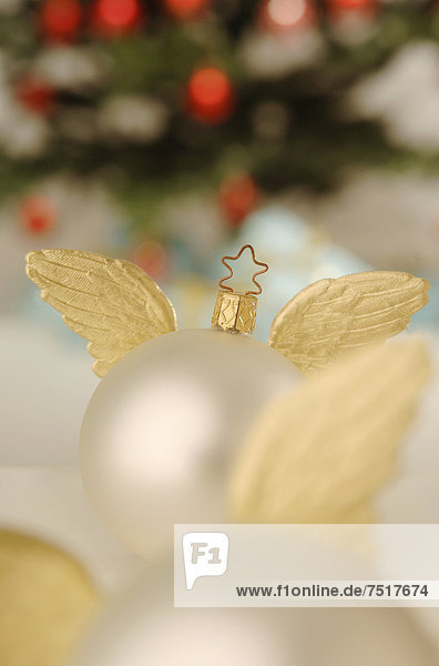 Stillleben Weihnachtskugeln mit goldenen Flügeln