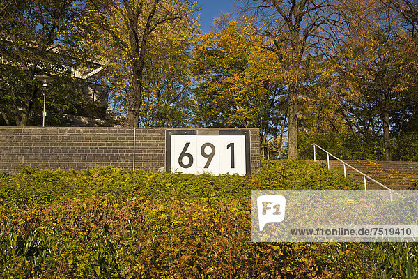 Schild  Rheinkilometer 691 am Rheinufer bei Köln  Nordrhein-Westfalen  Deutschland  Europa  ÖffentlicherGrund