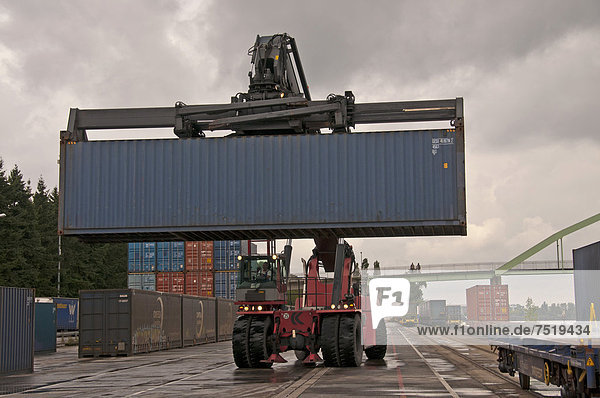 Containerterminal  Kalmar-Spreader schlägt per Bahn angelieferte Container um  Umschlagsterminal Westkai  Köln-Niehl  Nordrhein-Westfalen  Deutschland  Europa