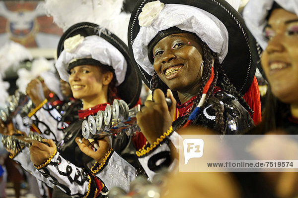Samba-Musikerinnen  Umzug der Sambaschule Inocentes de Belford Rocho  im Sambodromo während des Carnaval 2013 in Rio de Janeiro