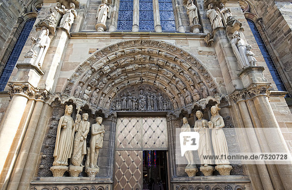 Restaurierte Figuren am Eingang der Liebfrauenbasilika  Trier  Rheinland-Pfalz  Deutschland  Europa