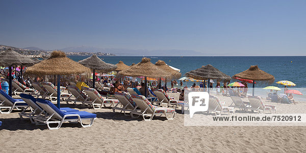 Sonnenliegen und Sonnenschirme am Sandstrand  Fuengirola  Costa del Sol  Andalusien  Spanien  Europa  ÖffentlicherGrund