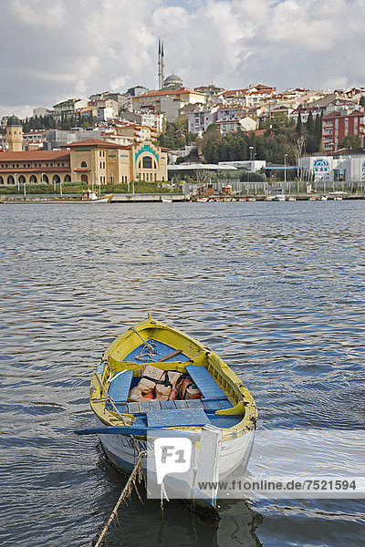Kleines Fischerboot am Bosporus  Istanbul  Türkei