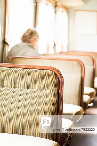 sitzend Senior Senioren 1 Einsamkeit Unscharf Zug