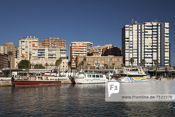 Hochhäuser und Boote am Hafen  M·laga  Costa del Sol  Andalusien  Spanien  Europa  ÖffentlicherGrund