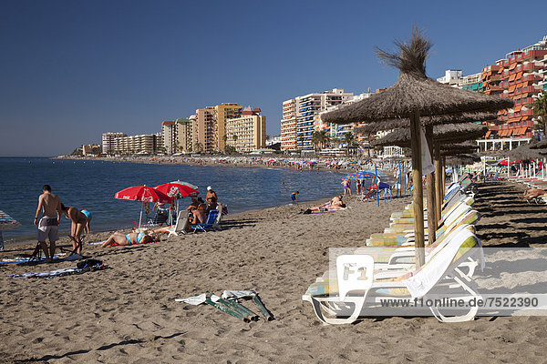 Liegen am Sandstrand  dahinter Apartmenthäuser und Hotels  Fuengirola  Costa del Sol  Andalusien  Spanien  Europa  ÖffentlicherGrund