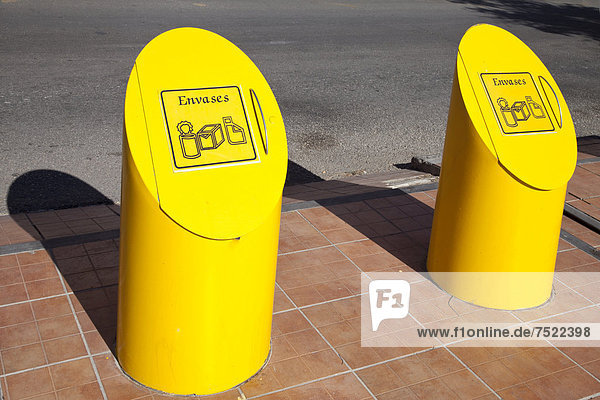 Abfallbehälter für Dosen und Verpackungen an der Strandpromenade,  Fuengirola,  Costa del Sol,  Andalusien,  Spanien,  Europa,  ÖffentlicherGrund