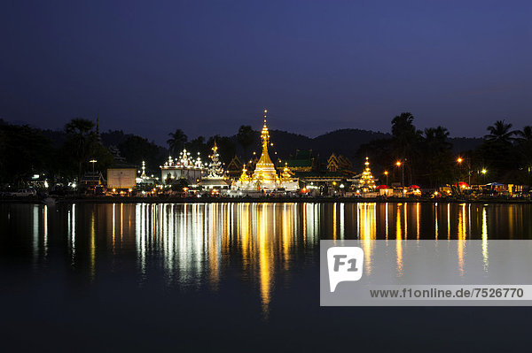 Pagode oder Chedi  blaue Stunde  Spiegelung im See Nong Jong Kham  Tempelanlage Wat Jong Kham oder Chong Kham und Wat Jong Klang oder Chong Klang  Mae Hong Son  Nordthailand  Thailand  Asien