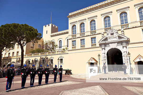 Wache am Fürstenpalast in Le Rocher  Fürstentum Monaco  Europa