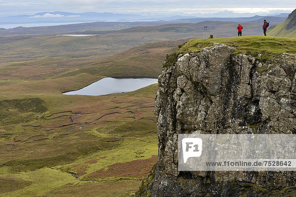 Wanderer in Vulkanlandschaft  Loch Leum na Luirginn  Flodigarry  Highlands  Isle of Skye  Schottland  Vereinigtes Königreich  Europa