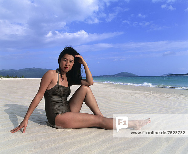 Junge Frau am Dadonghai Beach  weißer Sandstrand  Sanya  Insel Hainan  China  Asien