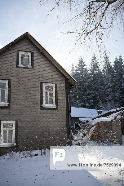 Altes Haus im Winter  Masserberg  Thüringen  Deutschland  Europa