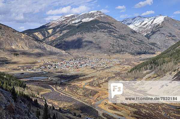 Blick vom San Juan Skyway auf die Silberminenstadt Silverton am Animas River  Colorado  USA