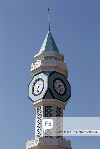 Turmspitze mit Uhr und blauen Keramikkacheln  Manavgat  Türkei