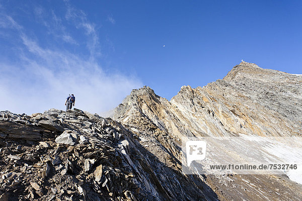 Bergsteiger oberhalb von Pfelders im Pfelderertal  hinten der Gipfel des Seelenkogel  Südtirol  Italien  Europa