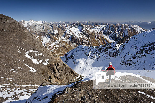 Bergsteiger auf dem Gipfelgrat beim Abstieg von der Wilden Kreuzspitze in den Pfunderer Bergen  unten das Valsertal  hinten die Wurmaulspitz  Südtirol  Italien  Europa